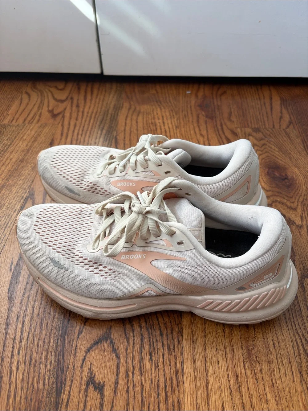 Brooks GTS 23 Women's Neutral-Run Sneakers in Pale Pink and Cream Size 8.5